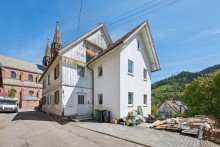 Au�enansicht mit Anbau von Stra�e Renovierungsbed�rftiges 2-Familienhaus mit gro�em Garten und Ausbaupotenzial in Forbach