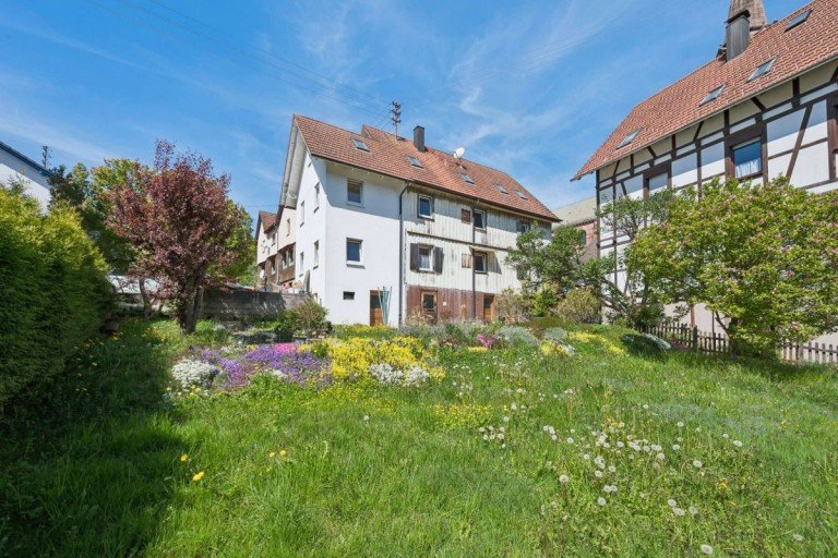 Au�enansicht vom Garten Forbach Zweifamilienhaus Renovierungsbed�rftiges 2-Familienhaus mit gro�em Garten und Ausbaupotenzial in Forbach