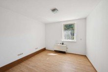 Kinderzimmer EG Renovierungsbed�rftiges 2-Familienhaus mit gro�em Garten und Ausbaupotenzial in Forbach