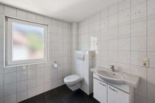 Bad 1. OG Renovierungsbed�rftiges 2-Familienhaus mit gro�em Garten und Ausbaupotenzial in Forbach
