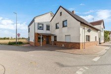 Hauptbild Ideales Sanierungsobjekt: Wohnung mit Haus-Charakter in B�hl-Iggelheim