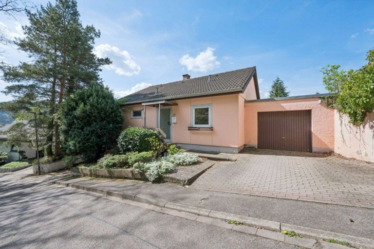 Au�enansicht Gernsbach Einfamilienhaus Ruhige Waldrandlage mit Weitblick - EFH mit gro�em Grundst�ck und vielf�ltigem Entwicklungspotenzial