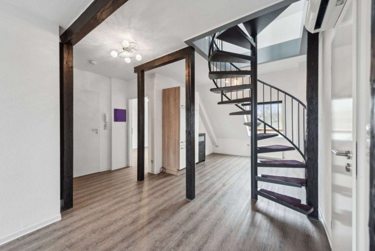 Wohnbereich mit Wendeltreppe Ludwigshafen Maisonettewohnung �ber den D�chern von Ludwigshafen: 2,5 Zi. Maisonette-Wohnung auf der Parkinsel